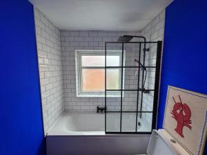 Altrincham House - 2BR - Sleeps 6 - WiFi - Parking