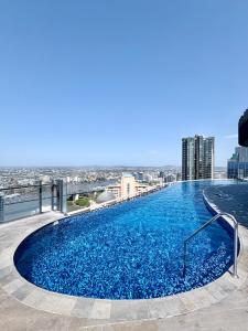 Luxury Riverside retreat,Heated infinity pool,free parking