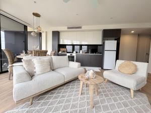 Luxury Riverside retreat,Heated infinity pool,free parking