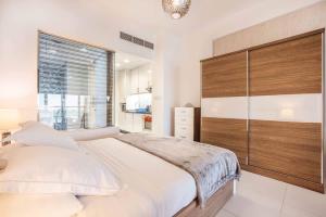 Palm Jumeirah Studio with Stunning Marina View