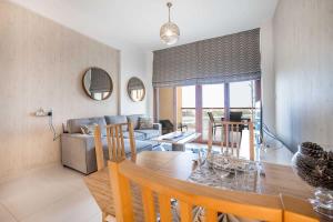 Palm Jumeirah Studio with Stunning Marina View