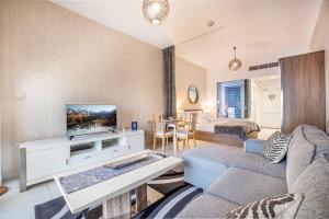 Palm Jumeirah Studio with Stunning Marina View