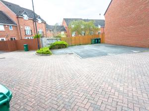 Modern 4 bedroom Home, 5 TVs with Netflix, 10 Beds, Off Road Parking For A Few Vans & Cars, 900MB, Near Coventry City Centre, Contractors, Families, Friends