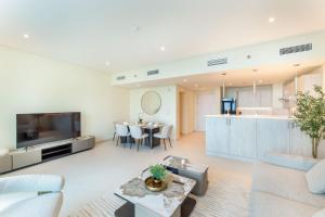 3 Bed Beachfront Oasis with pool and views