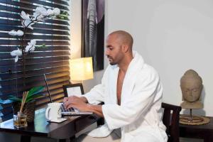 Vive Zen Queen Room