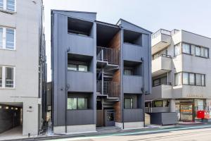 Newly built, Within walking distance of Nakameguro, 6 mins by train to Shibuya, 7 mins on foot to the station, 1 min on foot to the supermarket, Max 3 guests