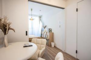 Newly built, Within walking distance of Nakameguro, 6 mins by train to Shibuya, 7 mins on foot to the station, 1 min on foot to the supermarket, Max 3 guests