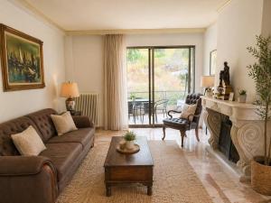 Unique Spacious new 3BDR apt in Mouson/Filopappou