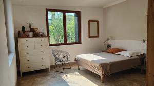 grande chambre dans maison en garrigue nîmoise