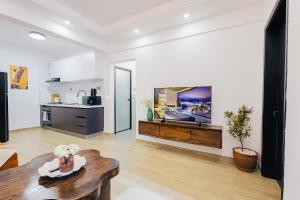 15th Floor 1BR at Marina Bay Westlands, Inclusive of Airport Pickup, with Pool, Gym and Cafe in the Building