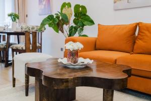 15th Floor 1BR at Marina Bay Westlands, Inclusive of Airport Pickup, with Pool, Gym and Cafe in the Building