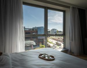 ProperUNIT Big City Lights Apartment with AC