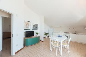 ATTICO VISTA MARE con 2 camere da letto -Residence azzurro-G