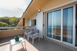 ATTICO VISTA MARE con 2 camere da letto -Residence azzurro-G