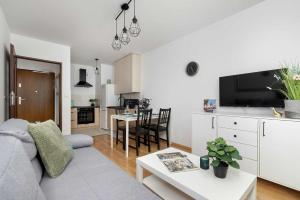 Cozy & Pet-Friendly Apartment with Balcony by Noclegi Renters