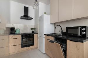 Cozy & Pet-Friendly Apartment with Balcony by Noclegi Renters