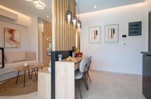 Azura Mar, Seaview Premium Suite with Heated mini pool and Private Parking