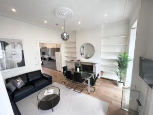 Large 3 Bed 3 Bath Apartment- Central London