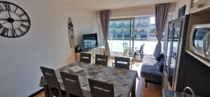 Le Nova blue les pieds dans leau