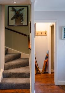 Artists Abode by Sheppey Stays - Stylish 3-Bed Home - Garden, Parking & Near Quay - Family & Contractor Friendly