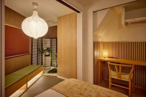 5 minutes by train to Namba Direct access to Namba, Umeda, Tennoji, KIX, and Nara Japanese-style experience 8-minute walk to the station 3 minutes to a large hot spring