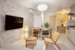 5 minutes by train to Namba Direct access to Namba, Umeda, Tennoji, KIX, and Nara Japanese-style experience 8-minute walk to the station 3 minutes to a large hot spring