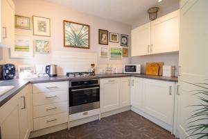 Artists Abode by Sheppey Stays - Stylish 3-Bed Home - Garden, Parking & Near Quay - Family & Contractor Friendly