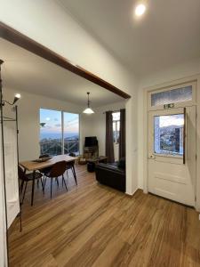 Vila Marize Cozy family home w a view of the Atlantic