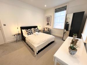 2 Bed Apartment – Steps from Oxford Street
