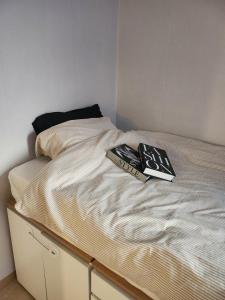 Sunnys house, 5min Walk from Sinchon Station, Free Luggage Storage , 3 rooms 5 beds , Easy to Hongdae, Myeongdong, Seoul Station