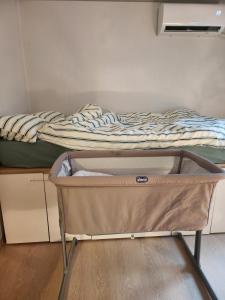 Sunnys house, 5min Walk from Sinchon Station, Free Luggage Storage , 3 rooms 5 beds , Easy to Hongdae, Myeongdong, Seoul Station
