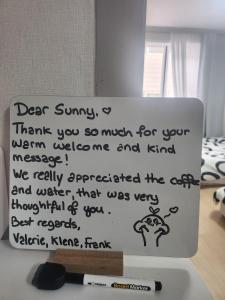 Sunnys house, 5min Walk from Sinchon Station, Free Luggage Storage , 3 rooms 5 beds , Easy to Hongdae, Myeongdong, Seoul Station
