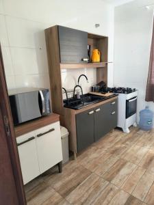 Pronto para Morar casa com Varanda e Wi-Fi a 3min da Praia