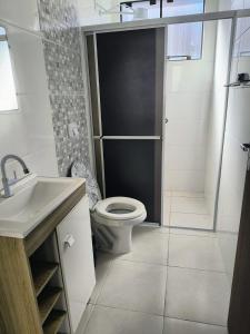 Pronto para Morar casa com Varanda e Wi-Fi a 3min da Praia