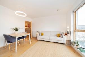 Chic Central London Flat with Balcony