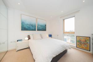 Chic Central London Flat with Balcony