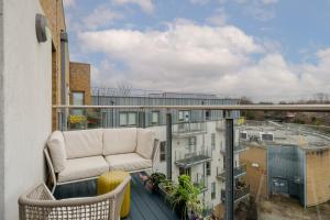 Chic Central London Flat with Balcony