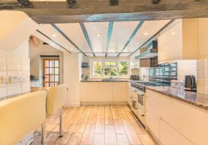 Beautiful Thatched Cottage with Outdoor Pool, Secure Garden, Dog & Family Friendly! Chichester Holiday Properties