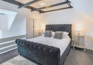 Beautiful Thatched Cottage with Outdoor Pool, Secure Garden, Dog & Family Friendly! Chichester Holiday Properties