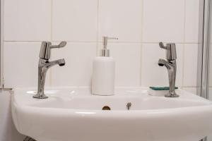 Comfortable Stay for 3 | 2BR | Free Parking