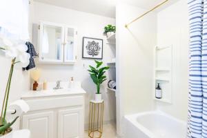 3BR Home 2-Designated Parking Up To 10 sleeps