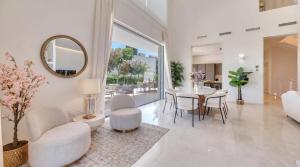 VACATION MARBELLA I Villa Velazquez, Newly-Built, Best Location in Marbella, 150m to the Beach, Heated Pool, Golden Mile, BBQ, World-Class Dining