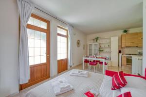 GuestHost - Comfy Apartment 200 mt from the Lake!