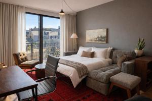 Walkers Point Designer 2BR · Prime Location with Balcony and Gym · Sleeps 6