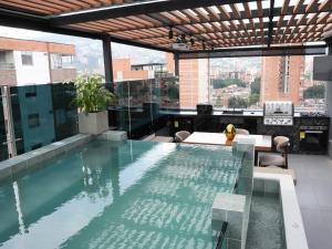 Private Laureles Penthouse with Rooftop Pool, Outdoor Cinema, game-Streaming Room