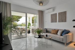 NEW Refurbished Gem Sea Views Pools Pool Bar