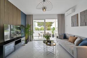 NEW Refurbished Gem Sea Views Pools Pool Bar