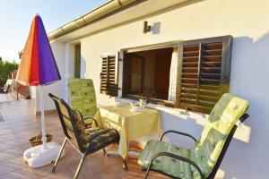 Charming apartment in Zambratija with sea view