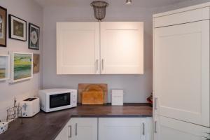 Artists Abode by Sheppey Stays - Stylish 3-Bed Home - Garden, Parking & Near Quay - Family & Contractor Friendly