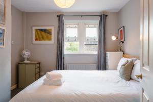 Artists Abode by Sheppey Stays - Stylish 3-Bed Home - Garden, Parking & Near Quay - Family & Contractor Friendly